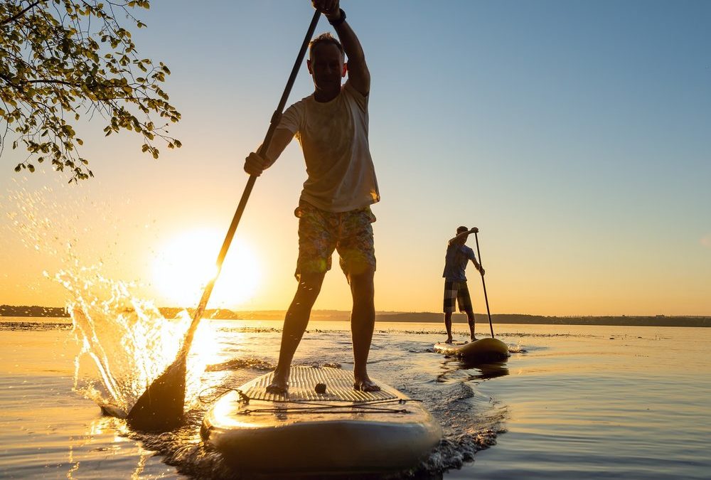 Training auf dem Wasser: Das macht Stand-up-Paddling so gesund