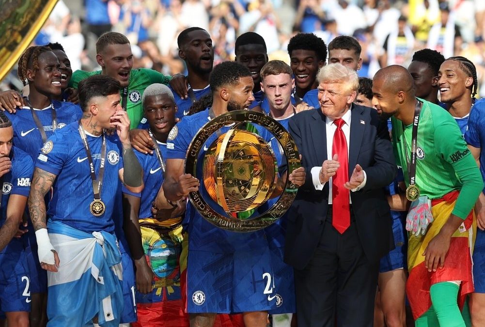 Skurriler Auftritt bei Klub-WM: Donald Trump bleibt auf Siegerpodest