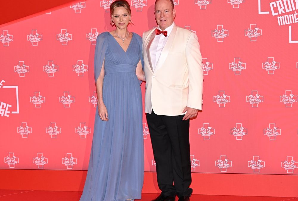 Fürst Albert und Fürstin Charlène Arm in Arm bei Gala-Abend
