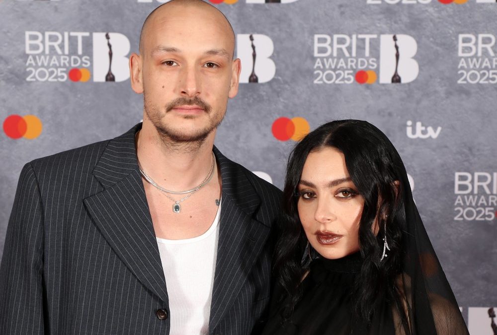 Charli XCX und George Daniel haben im kleinen Kreis geheiratet