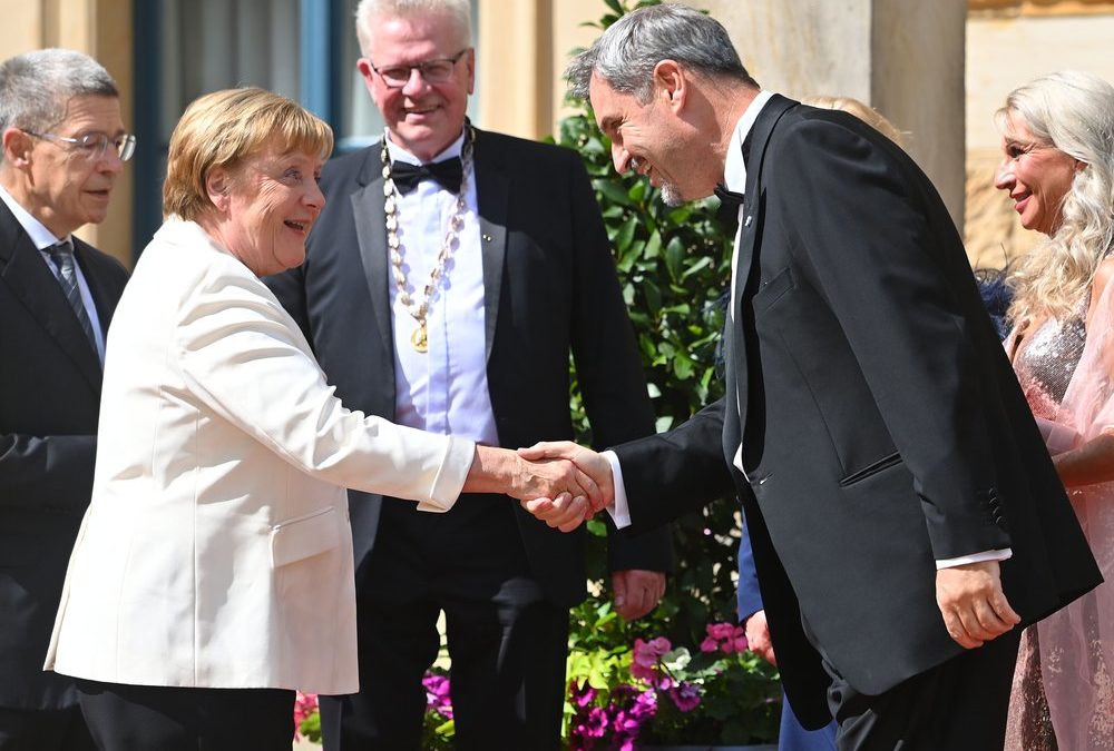 Bayreuther Festspiele: Markus Söder verbeugt sich vor Angela Merkel