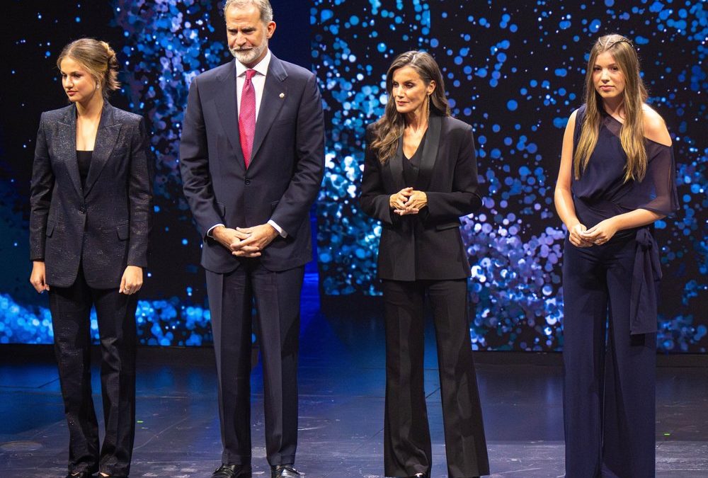 Königin Letizia und Prinzessin Leonor glänzen im Partnerlook