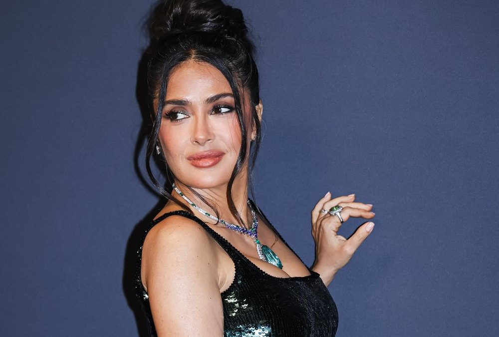 Im weißen Mini-Bikini: Salma Hayek schwingt ihre Kurven