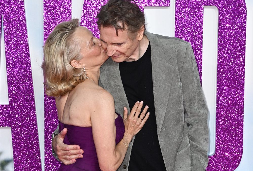 Pamela Anderson und Liam Neeson auf Kuschelkurs