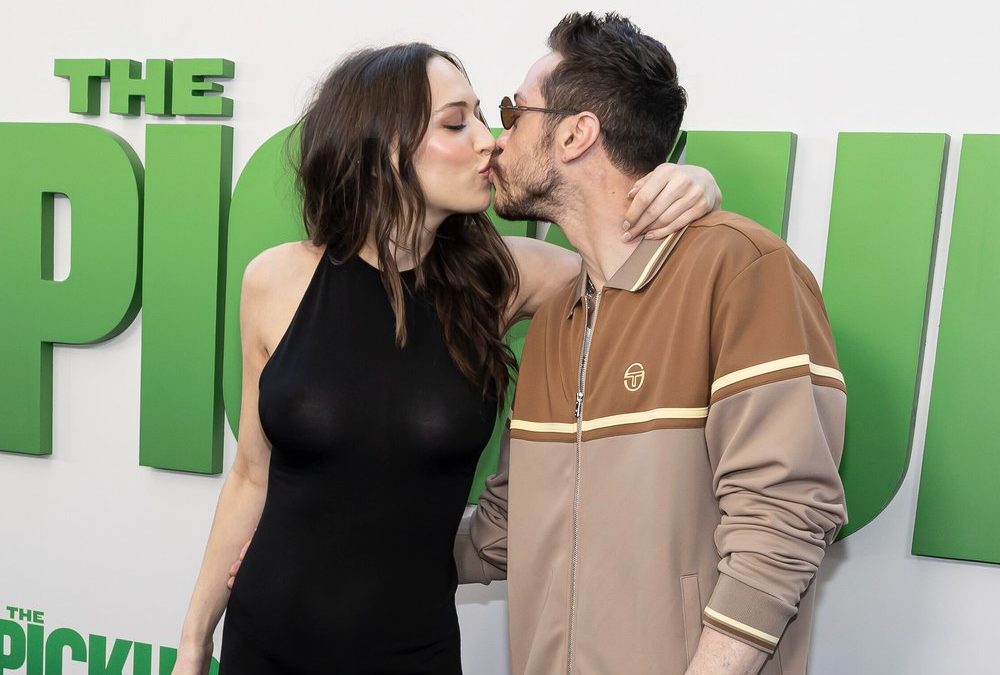 Pete Davidson mit schwangerer Freundin auf dem roten Teppich