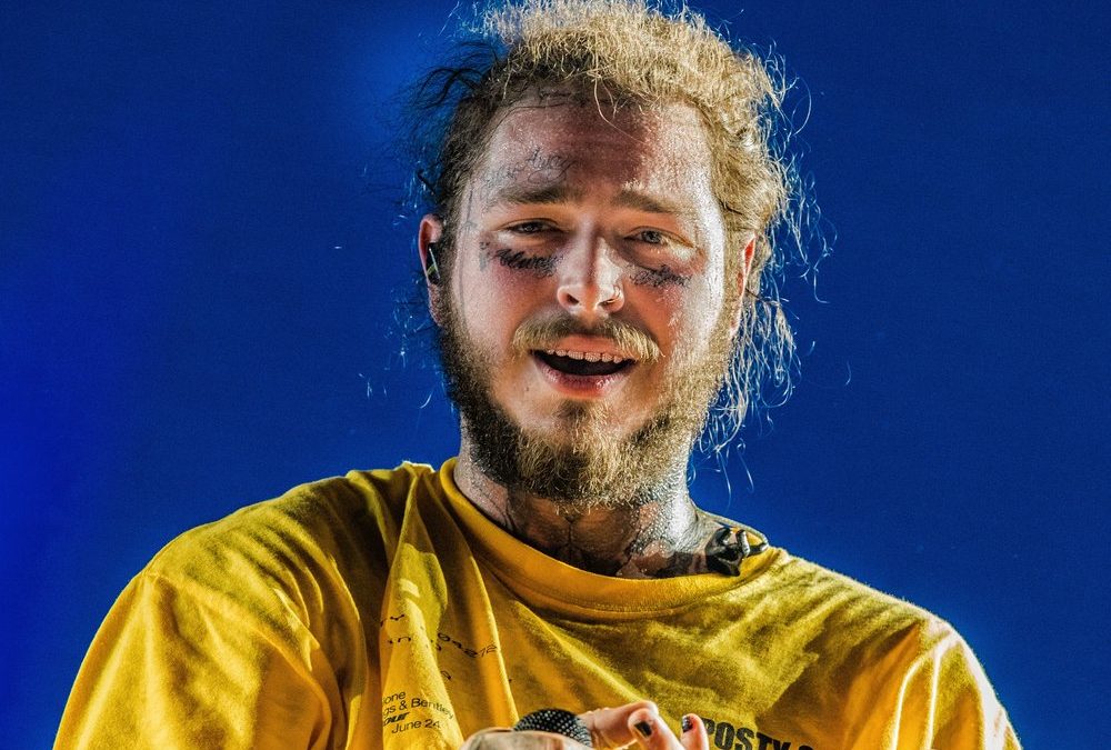 Post Malone stürzt während Konzert von der Bühne