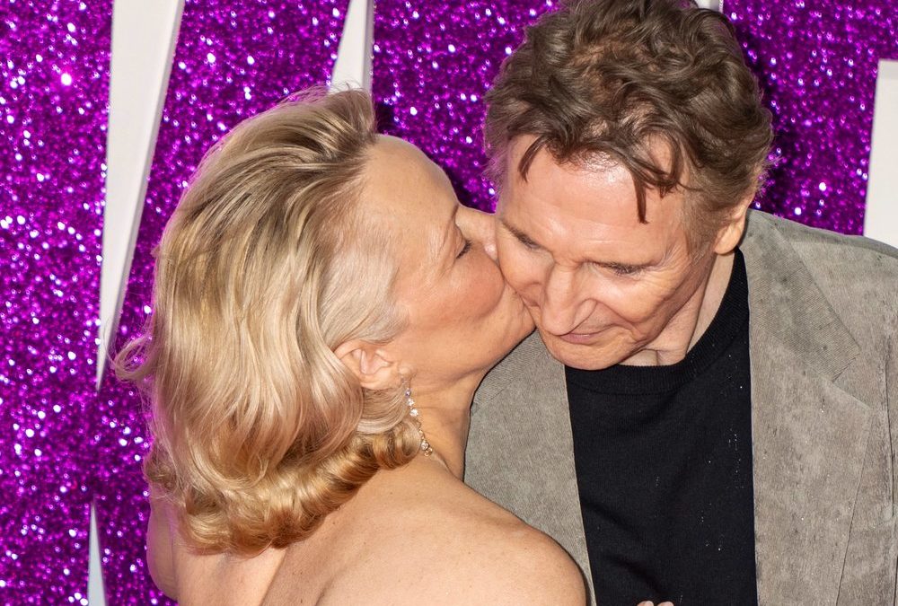 Pamela Anderson: Für Liam Neeson nackt unter dem Trenchcoat?