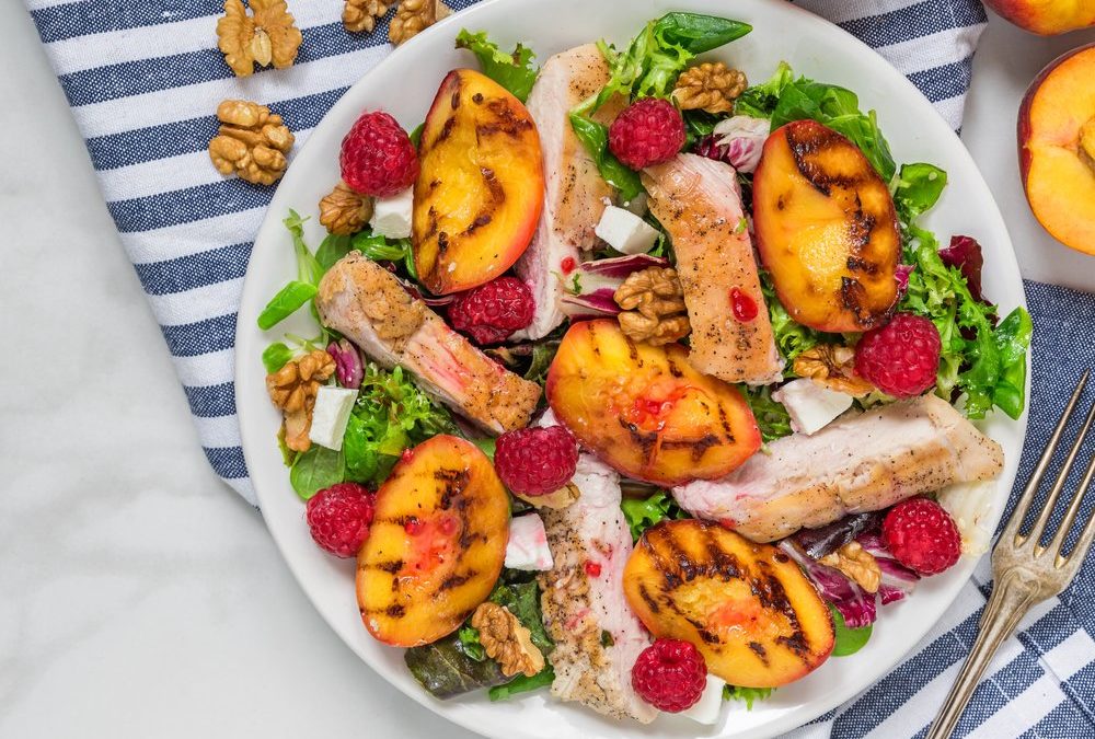 Sommersalat mit gegrilltem Hähnchen und Pfirsichen