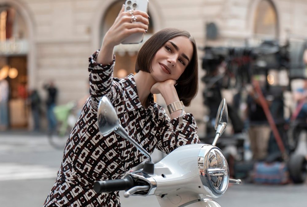„Emily in Paris“: Lily Collins feiert Drehschluss der fünften Staffel