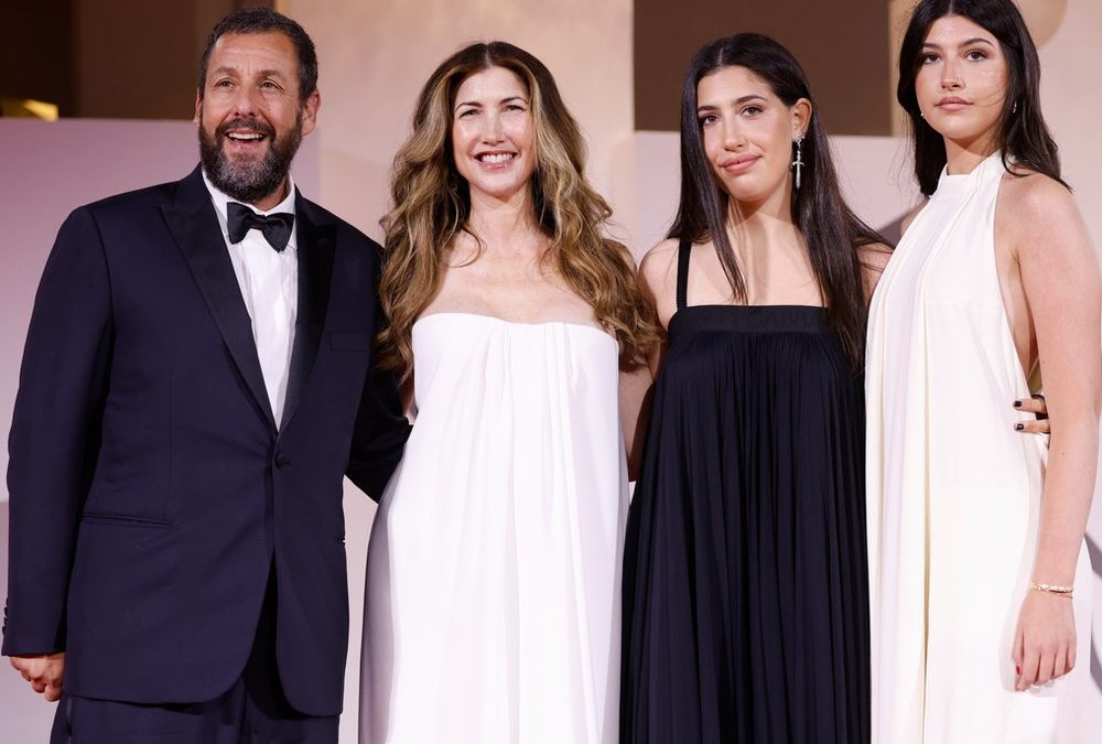 Ungewohnt seriöser Familienausflug: Adam Sandler überrascht in Venedig