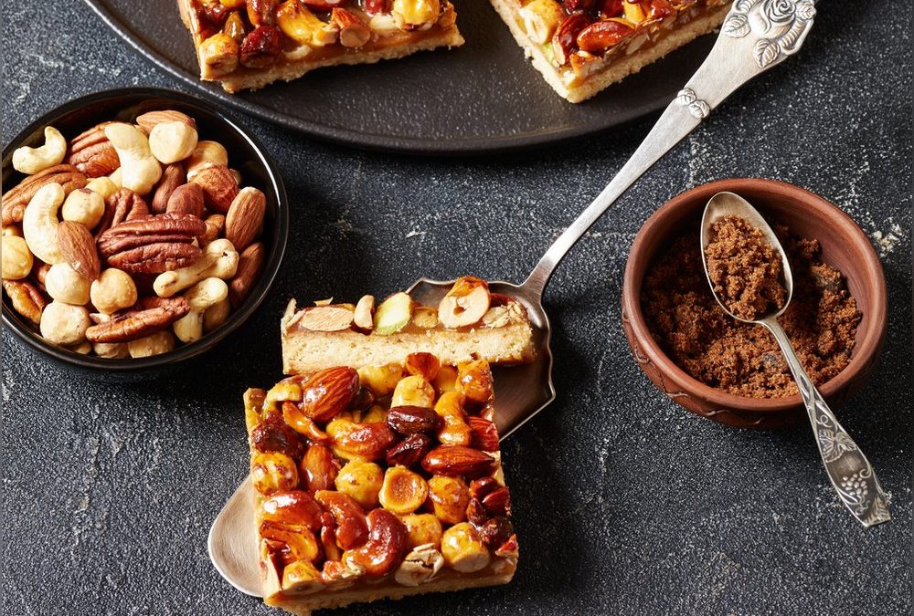 Goldbraune Shortbread-Schnitten mit Nüssen