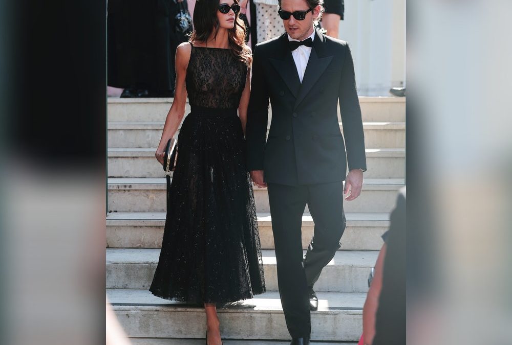 Für Liebes-Auftritt: Kaia Gerber trägt transparentes Spitzenkleid