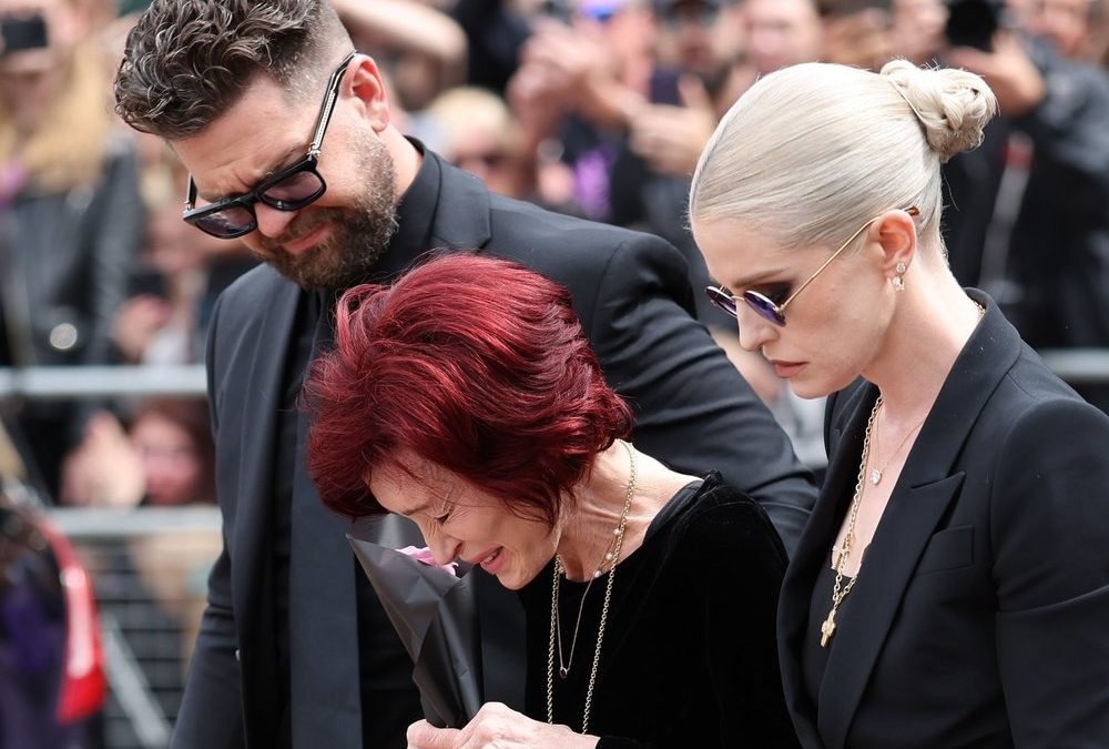 Kelly nimmt Sharon Osbourne zu trostspendendem Hobby mit