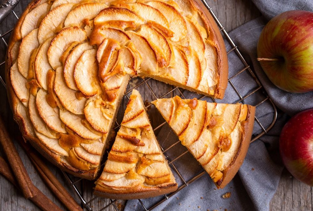 Traditioneller Apfelkuchen mit Zimt und Zucker