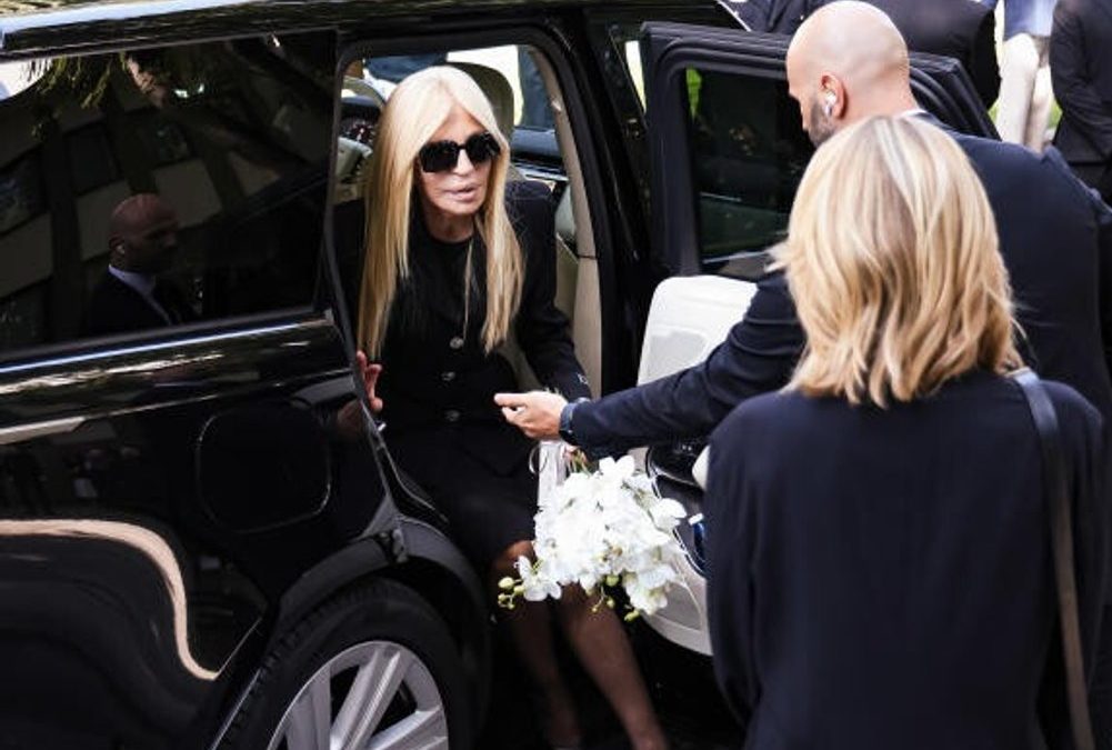 Donatella Versace nimmt in Mailand Abschied von Giorgio Armani