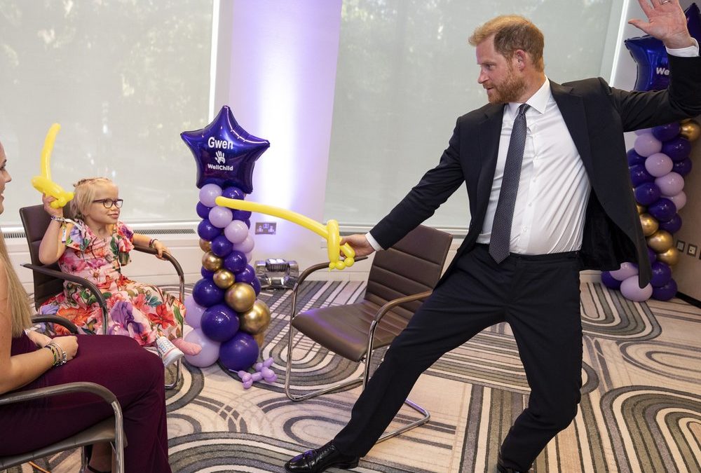 Zu süßer Szene: Herzogin Meghan schickt ihrem Harry rosa Herzen