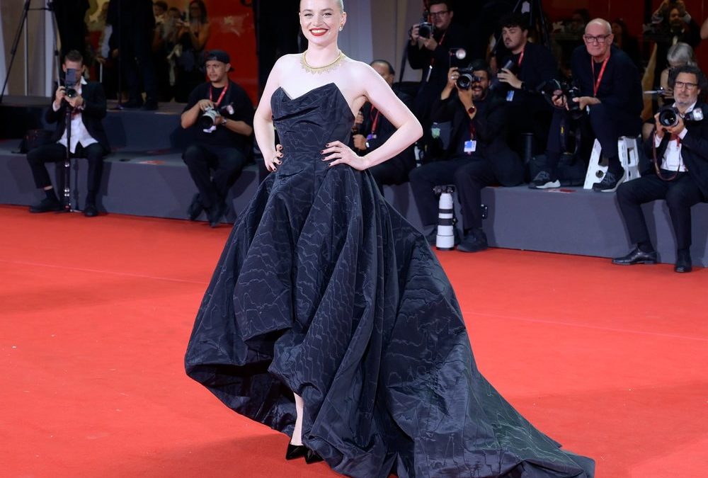 In einer Traumrobe: Schauspielerin Luna Wedler verzaubert in Venedig