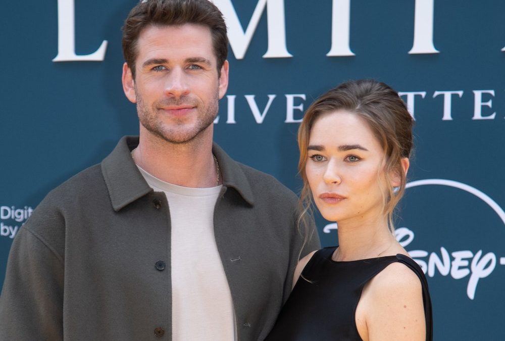 Liam Hemsworth hat sich mit Partnerin verlobt