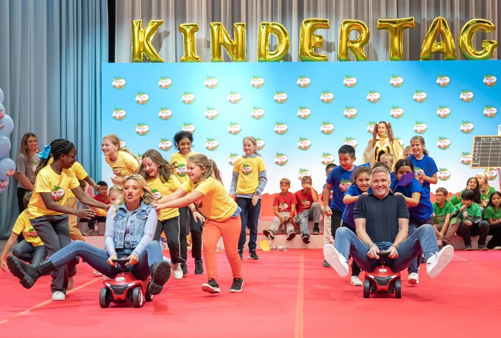 Promis reisen am Kindertag zurück in ihre Kindheit