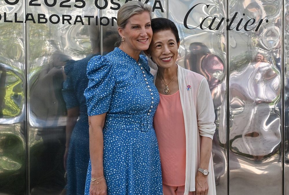 Bei Besuch in Japan: Herzogin Sophie strahlt im Polkadot-Kleid