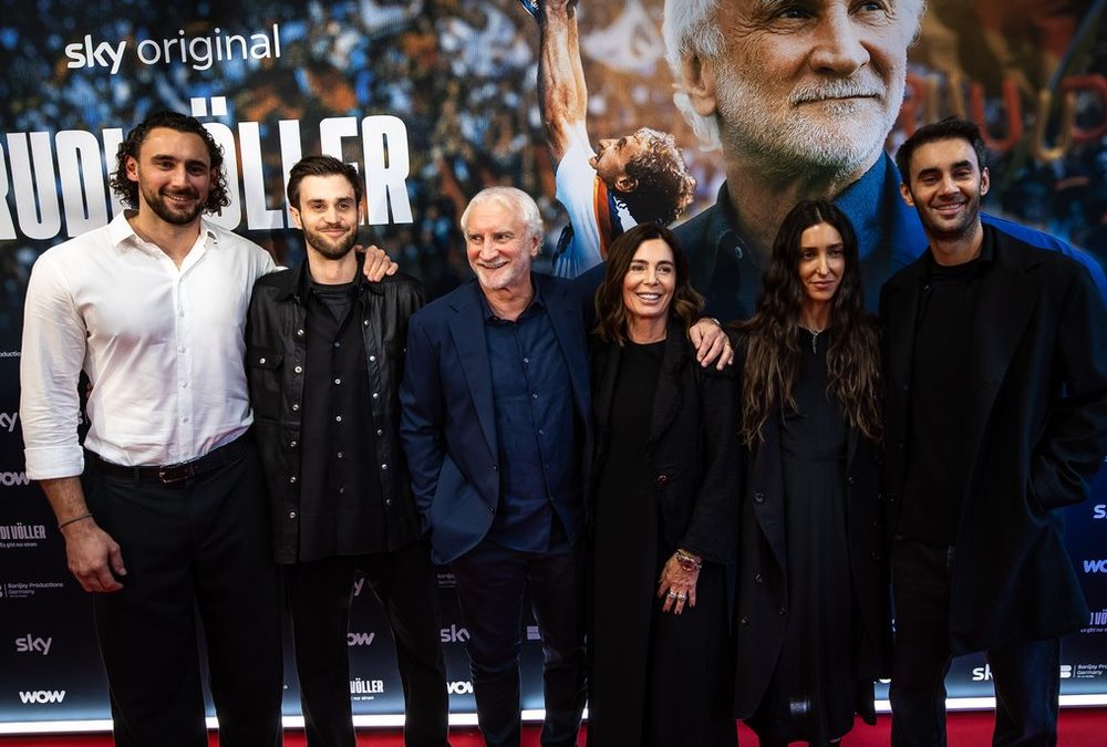 Rudi Völler feiert Doku-Premiere mit seiner Familie