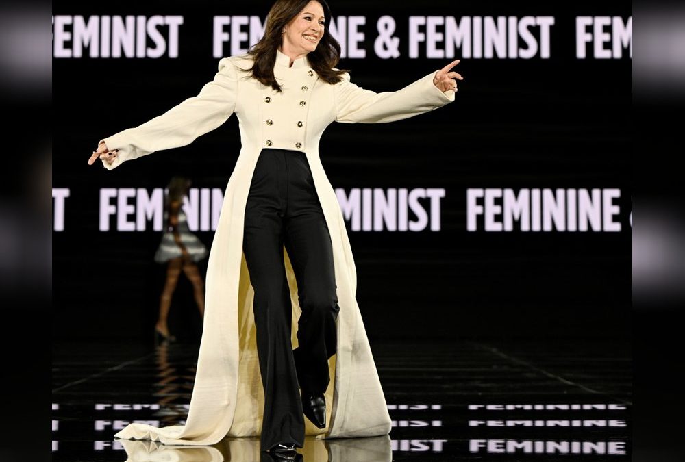 Iris Berben strahlt in Paris: „Wir definieren Schönheit heute selbst“