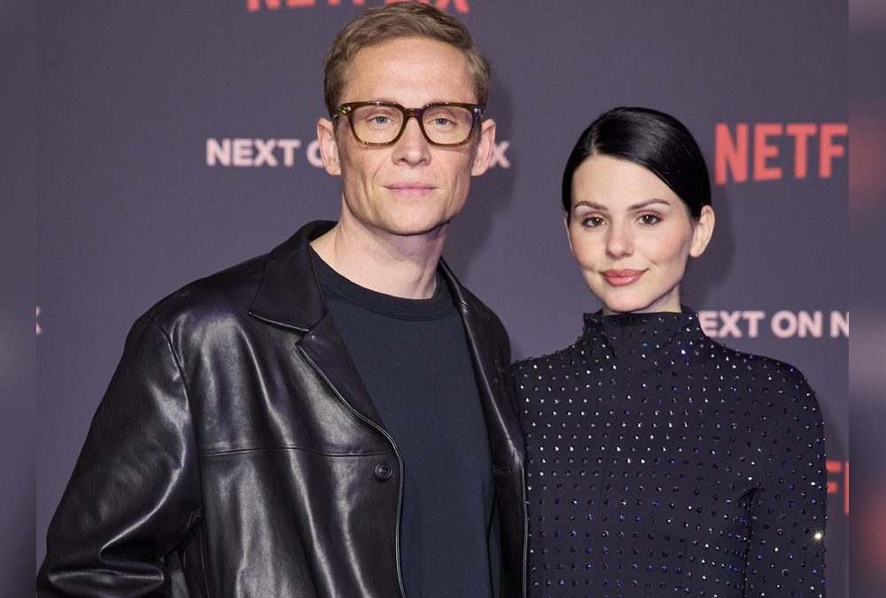 Matthias Schweighöfer und Ruby O. Fee senden Urlaubsgrüße aus Luxuszug