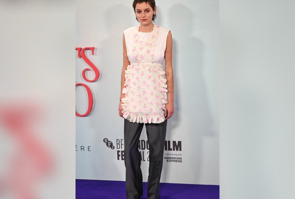 Ausgefallener Red-Carpet-Stil: Emma Corrin mit Blümchenschürze