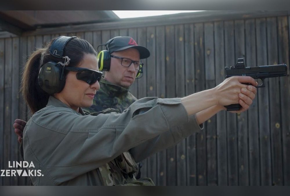 Linda Zervakis greift in neuer Reportage zur Waffe