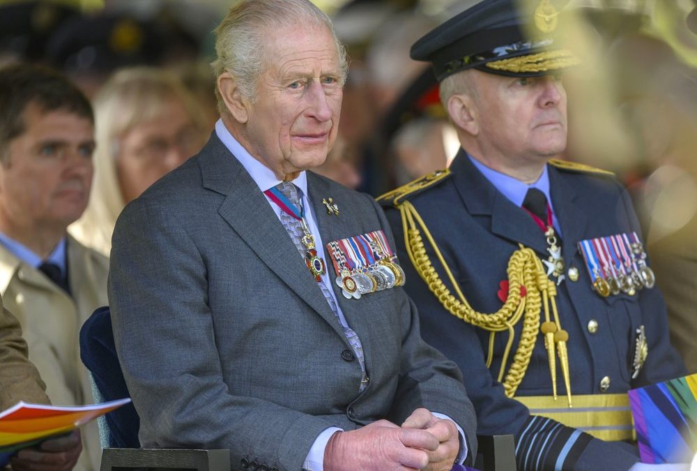 König Charles weiht erstes LGBTQ-Denkmal für britische Armee ein