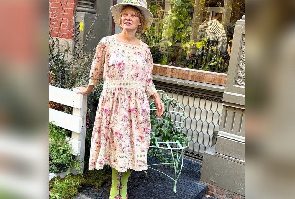 Pamela Anderson: Mit diesem Blumenoutfit sorgt sie für Aufsehen