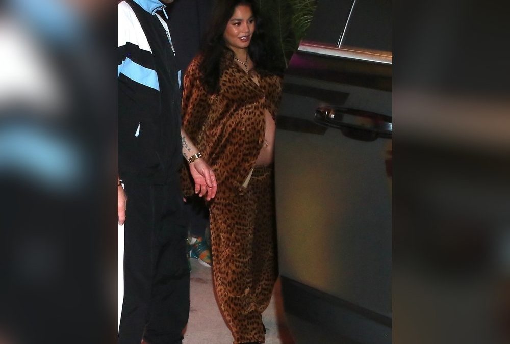 Im Leo-Look: Vanessa Hudgens hochschwanger bei Halloweenparty