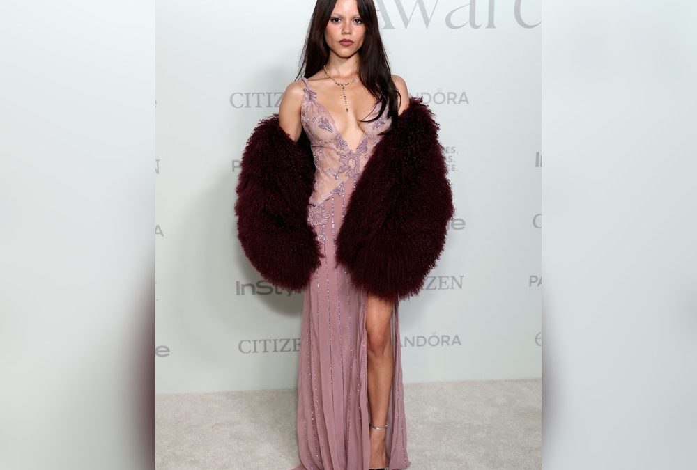 Jenna Ortega begeistert im fliederfarbenen Naked Dress