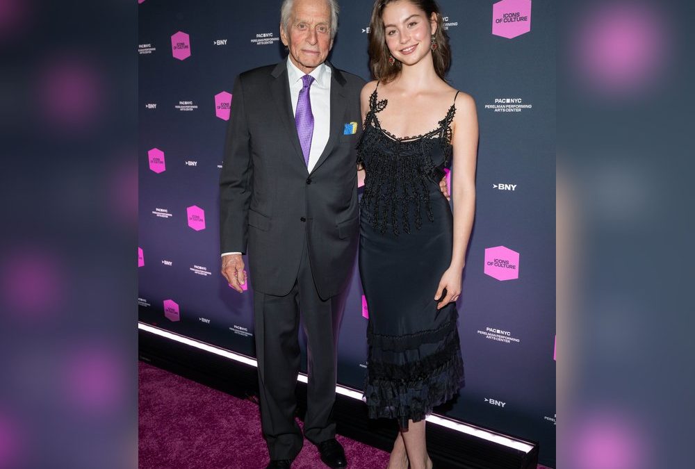 Michael Douglas strahlt mit Tochter Carys auf dem roten Teppich