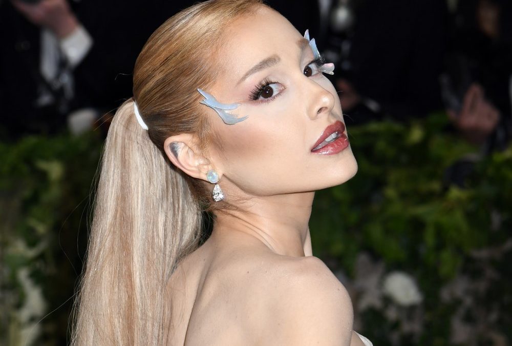 Ariana Grande verabschiedet sich von ihrer blonden Mähne