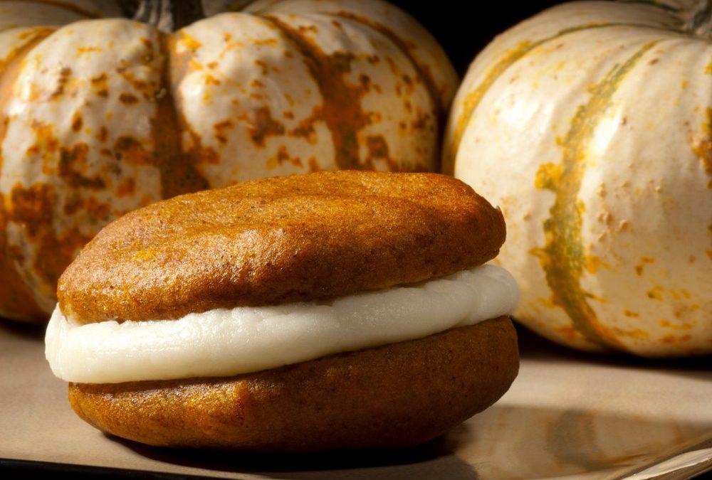 Fluffige Kürbis-Whoopie-Pies mit Karamell-Kick