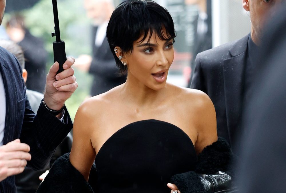 Ebenbild von Mutter Kris Jenner: Kim Kardashian mit Pixie-Cut in Paris