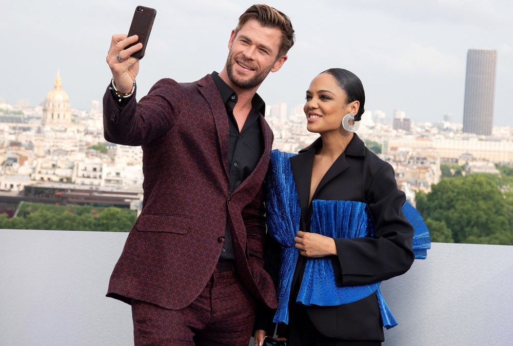 Tessa Thompson: Chris Hemsworth ist „ein Baby mit Muskeln“