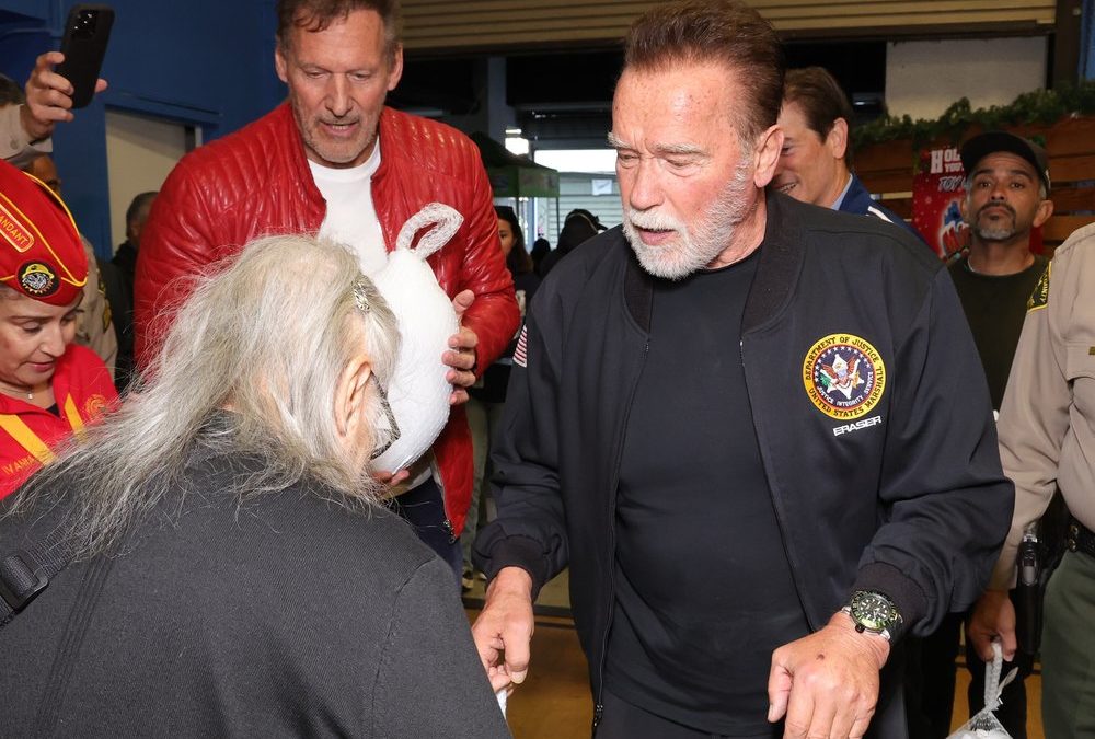 Arnold Schwarzenegger verteilt Truthähne mit Ralf Moeller
