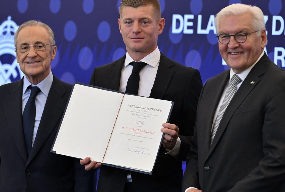 „Lebende Legende“: Toni Kroos mit Bundesverdienstkreuz geehrt