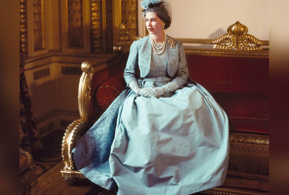 Modevermächtnis der Queen: Ausstellung zeigt über 200 Outfits