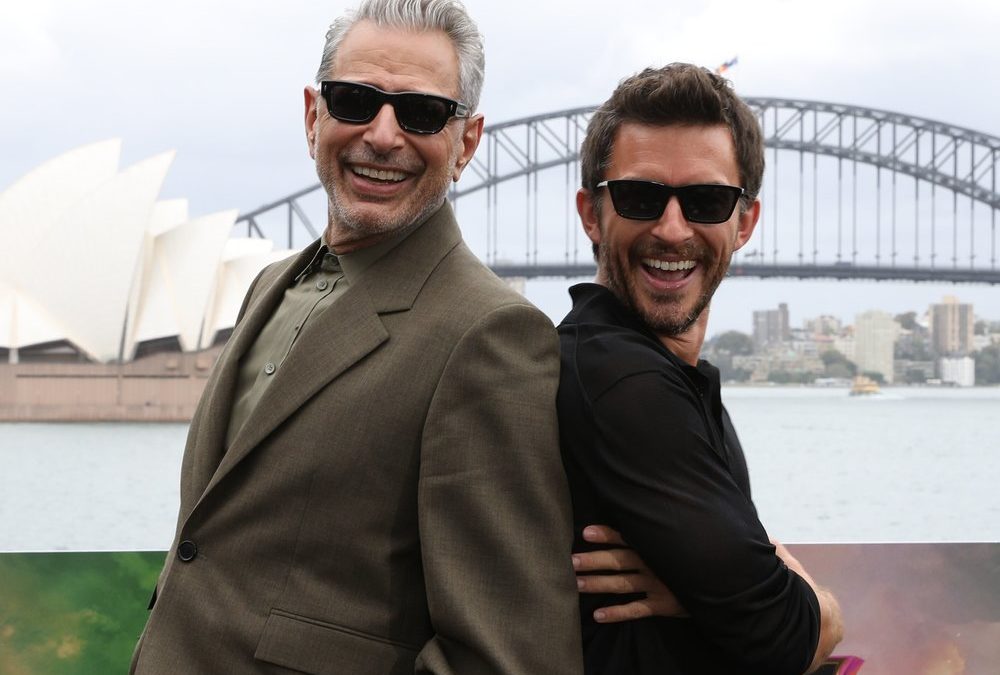 Jonathan Bailey und Jeff Goldblum besingen „Sexiest Man Alive“-Titel