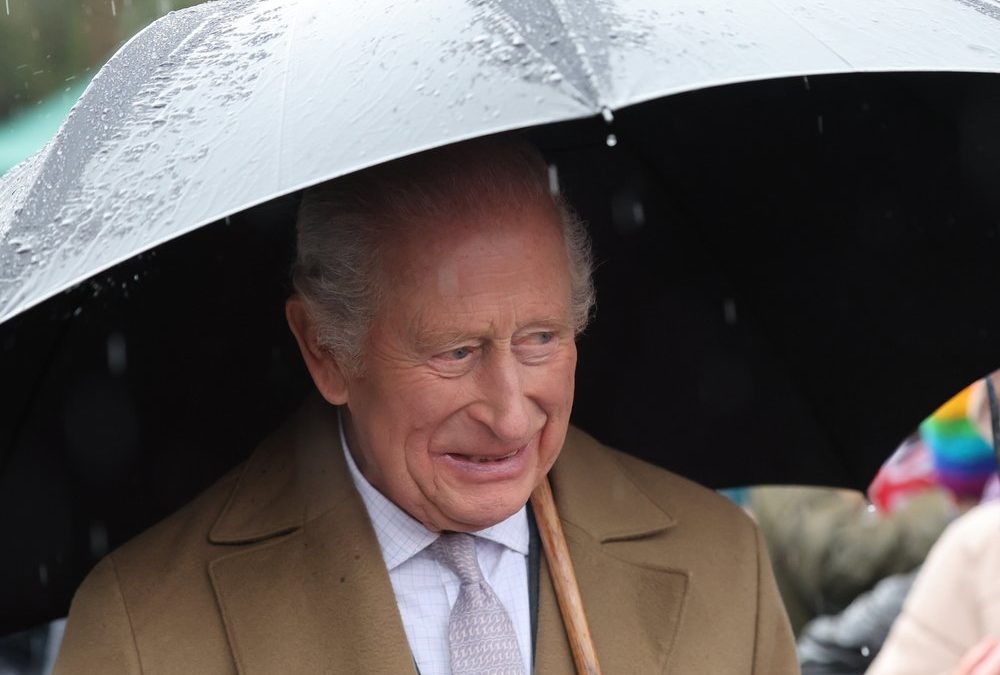 An seinem 77. Geburtstag: König Charles trotzt dem Regen in Wales