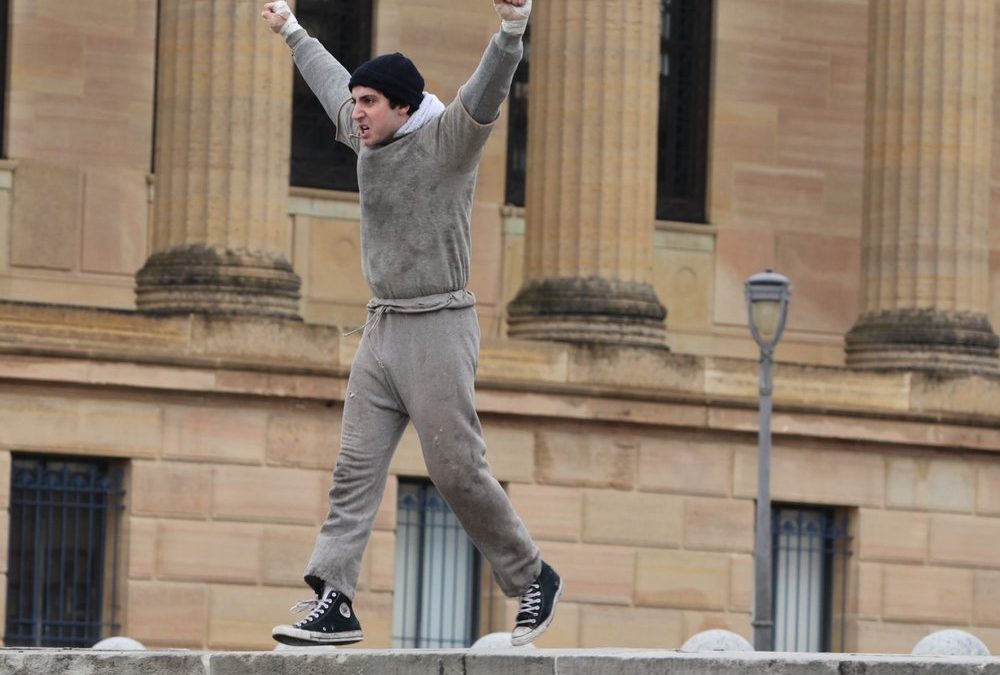 Nachfolger von Stallone: Anthony Ippolito zeigt „Rocky“-Kultpose