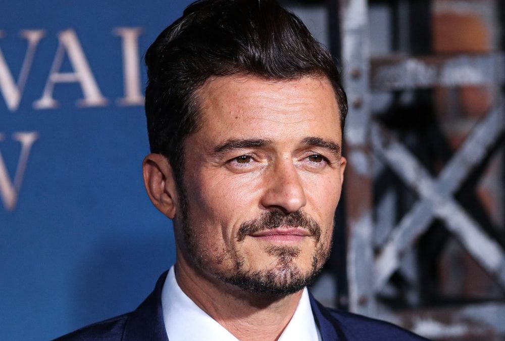 Orlando Bloom posiert mit Kollegin im Katy-Perry-Kostüm