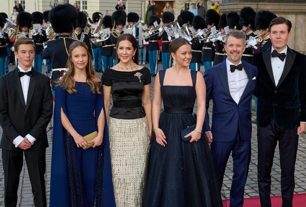 Mit Hund und Tanzeinlage: Dänische Royals schmücken Weihnachtsbaum