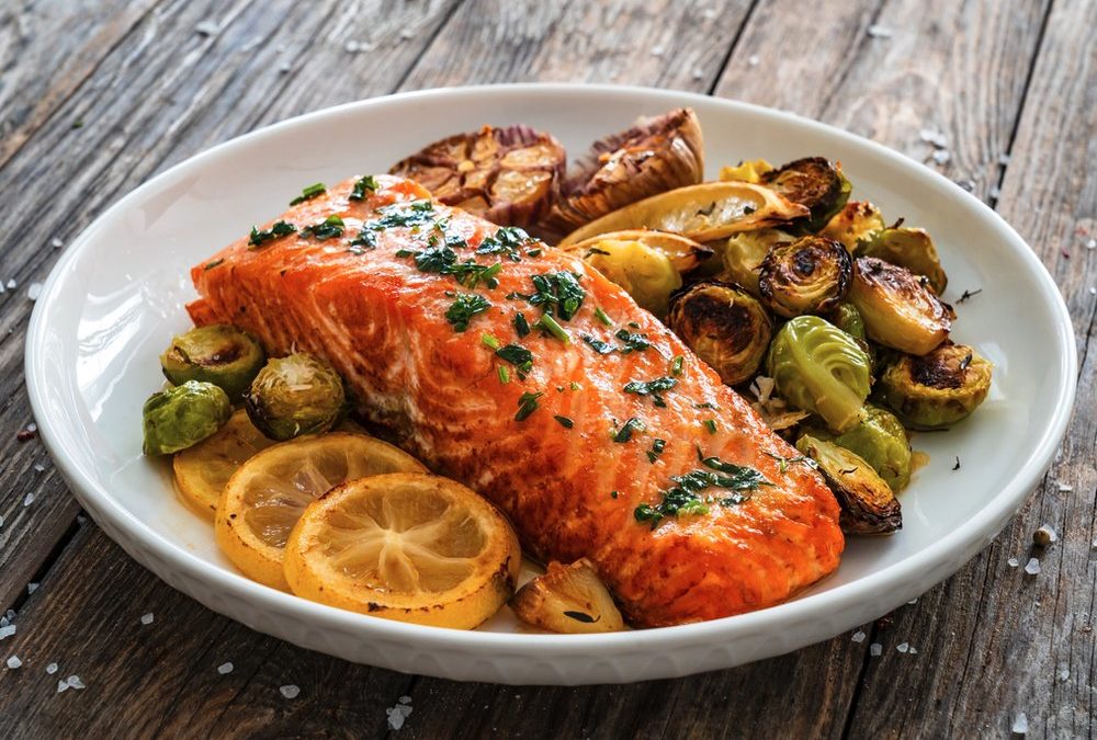 Lachssteak mit ofengeröstetem Rosenkohl