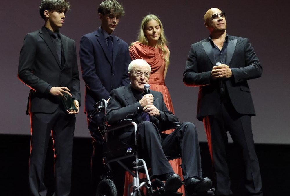 Michael Caine im Rollstuhl: Standing Ovations für sein Lebenswerk