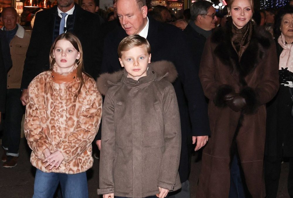 Albert II. und seine Familie eröffnen das Weihnachtsdorf in Monaco