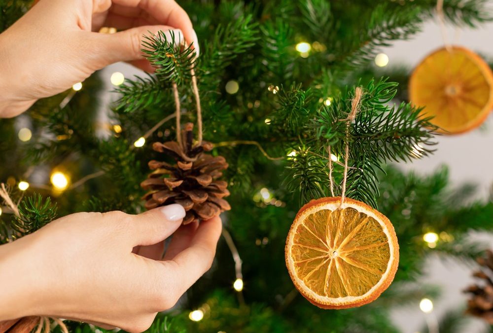 Zurück zur Natur: DIY-Weihnachtsbaum-Deko aus organischen Materialien